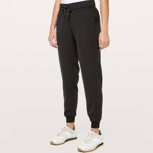 Lululemon Women’s On The Fly Black Mid Rise Pull On Travel Activewear Jogger 12